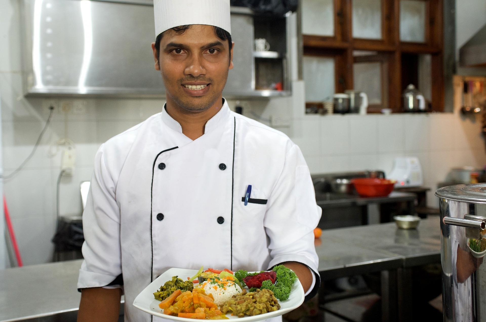 Ayurveda-Koch des "Sri Lanka Ayurveda Garden" in Ambalangoda auf Sri Lanka. Der Ayurvede-Koch muss die Speisen für jeden Gast individuell zubereiten.