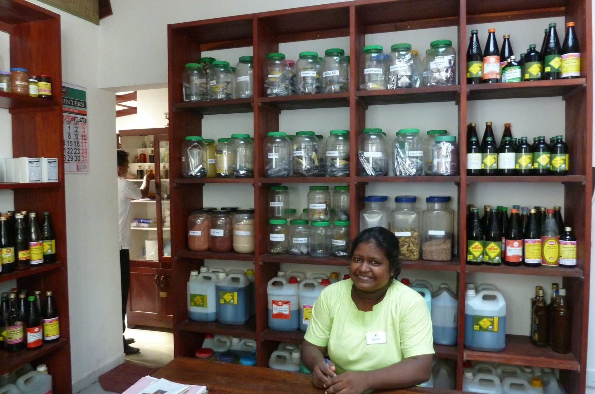 In der Ayurveda-Apotheke werden Kräuterpräparate hergestellt und gelagert.