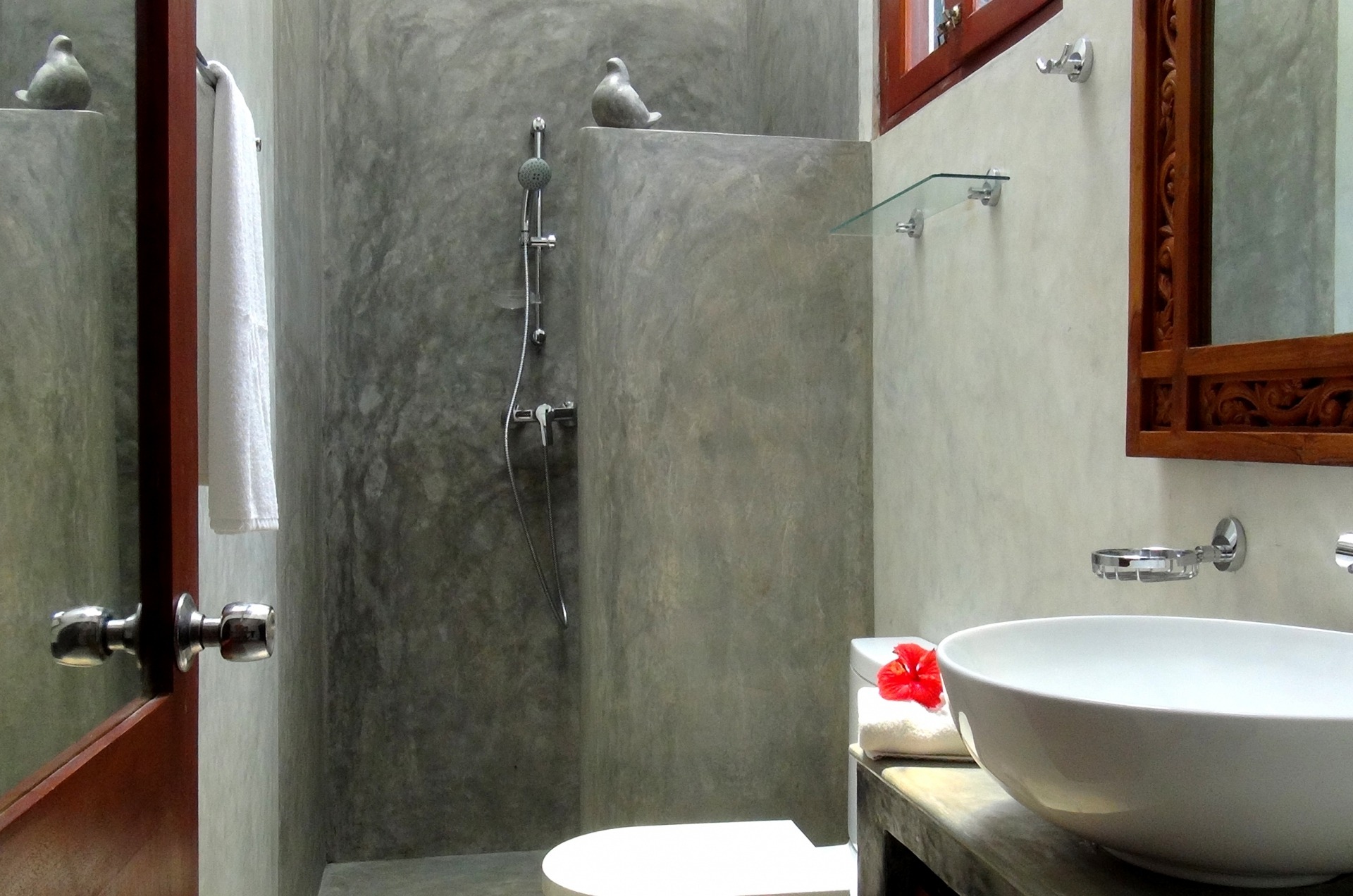 Das Badezimmer ist mit einer geräumigen Dusche ausgestattet.