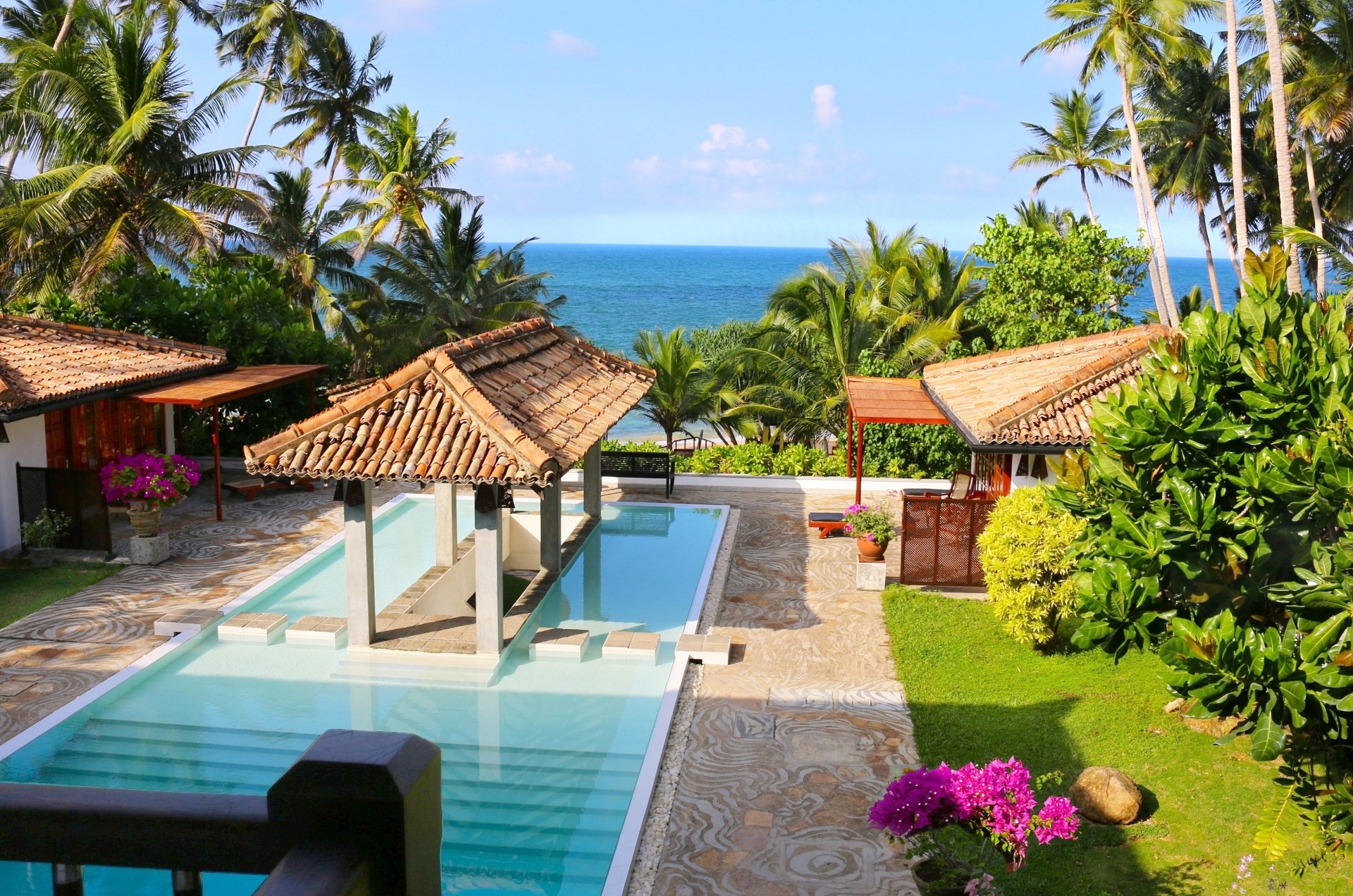 Pool mit Pool-Bungalows in der Shakti Villa 