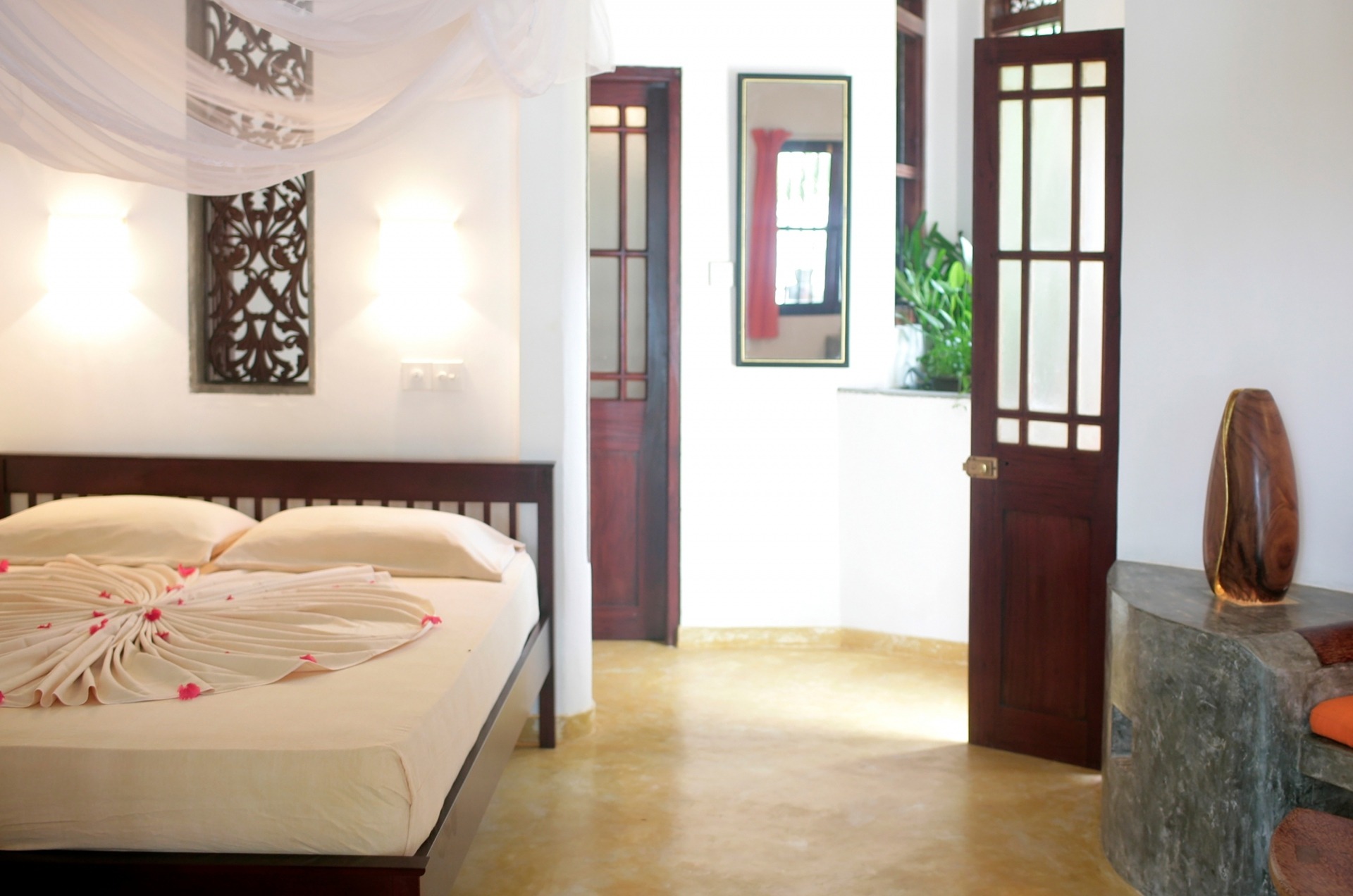 Der Bungalow Nr. 10 im Hotel Sri Lanka Ayurveda Garden ist sehr beliebt bei den Gästen, da er nahe zum Meer liegt und sich etwas abseits von den anderen Zimmern befindet. Von der große Veranda aus hat man einen sehr schönen Blick zum Meer. Auf der Veranda