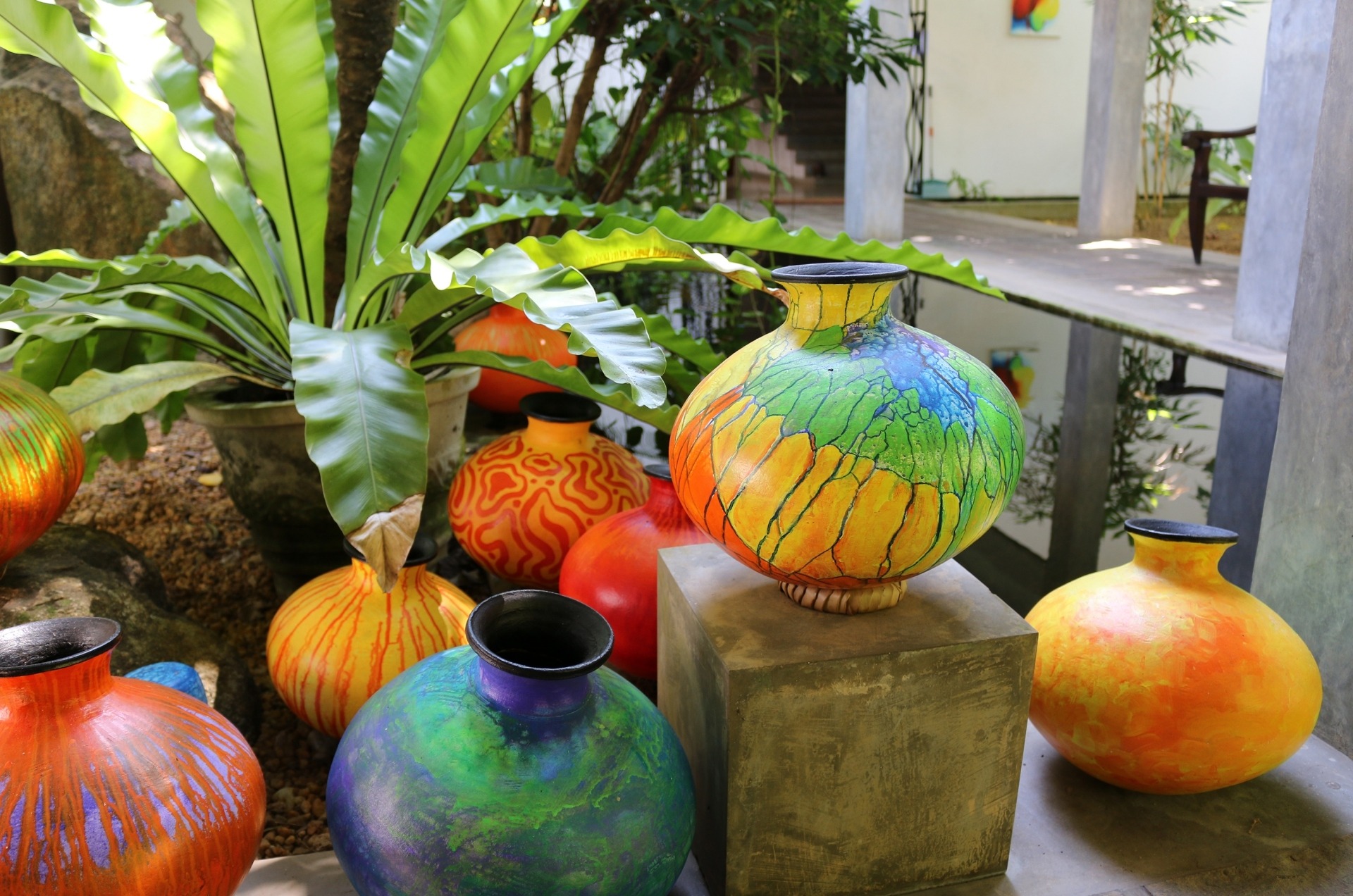 Die bunten Krüge im Hotel "Shakti Villa" sind an einem Teich dekoriert.