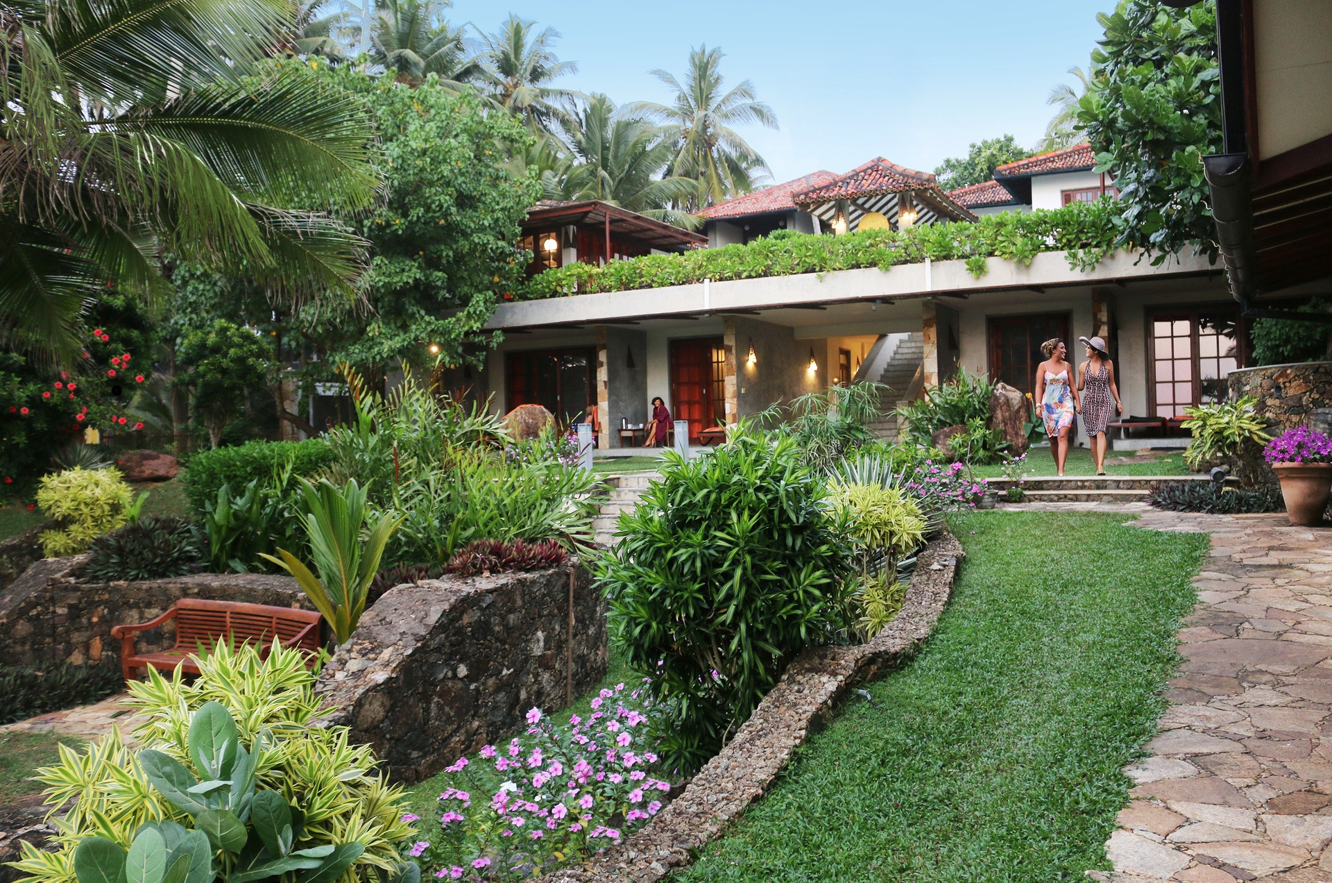 Garten mit Blick zu den Suiten, Einzelzimmern und Bungalows in der Shakti Villa 