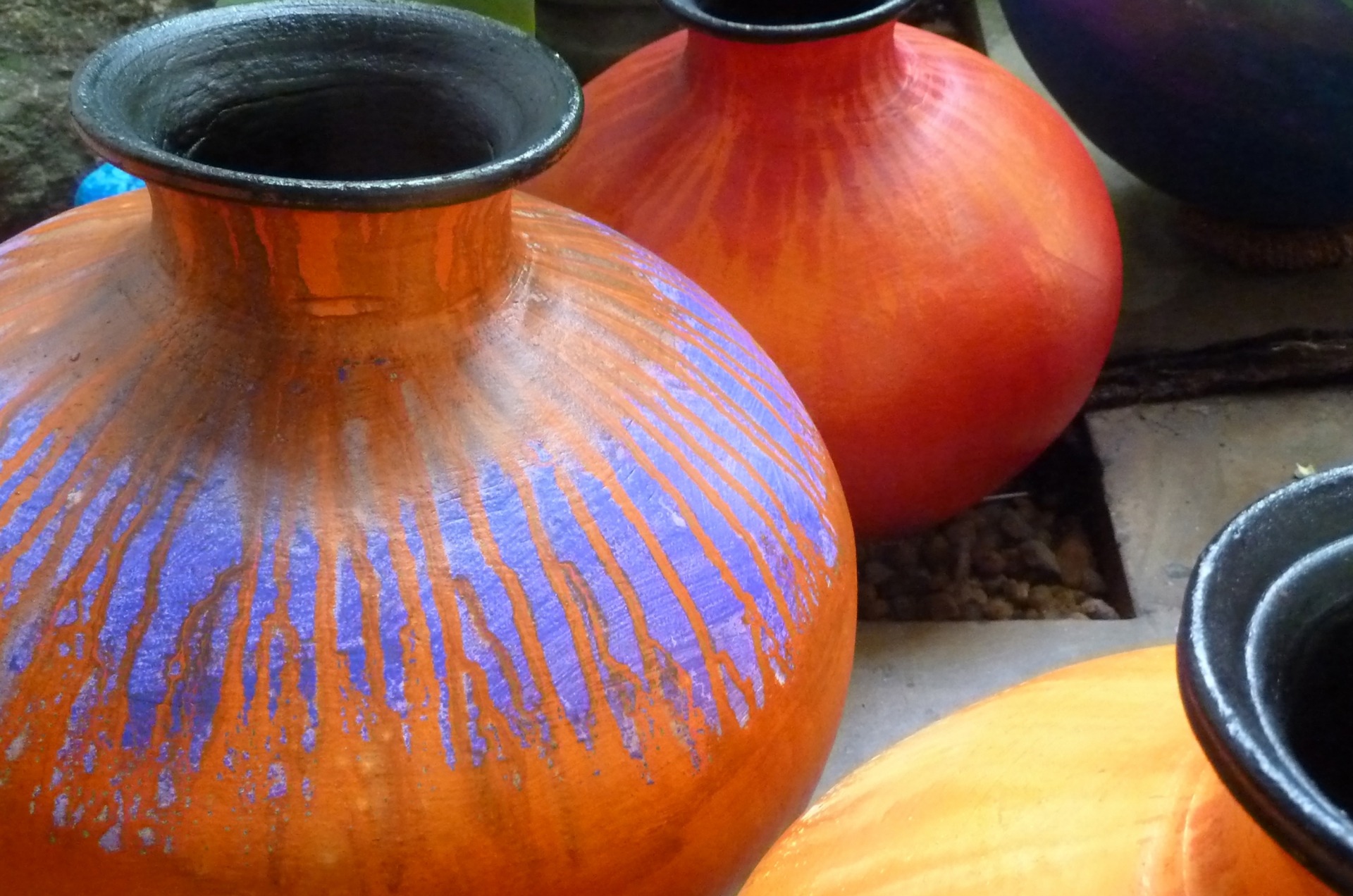 Bemalte Krüge schmücken den Garten der Shakti Villa in Ambalangoda auf Sri Lanka