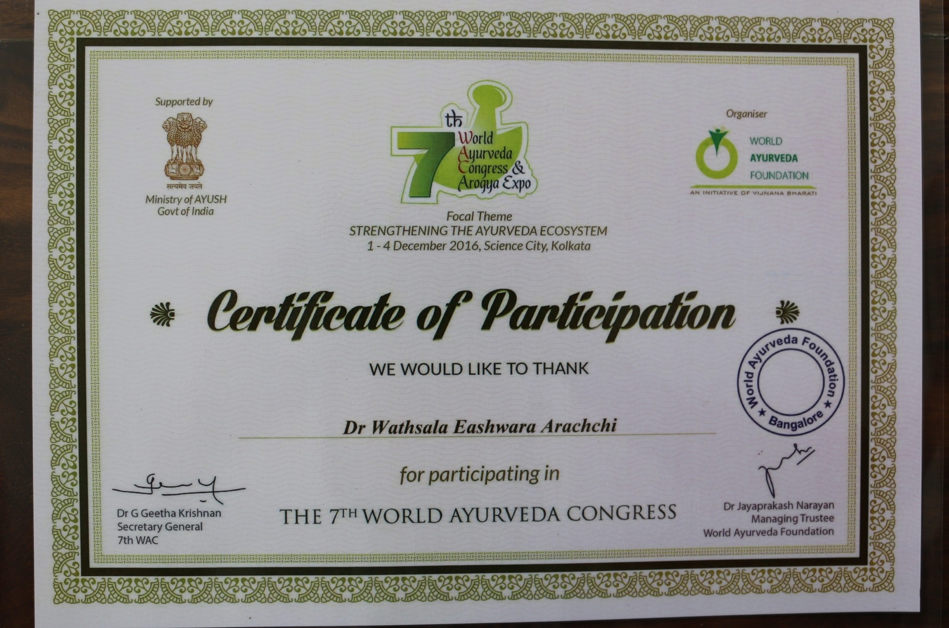 Für besondere Leistungen erhielt Dr. Wathsala eine Auszeichnung.