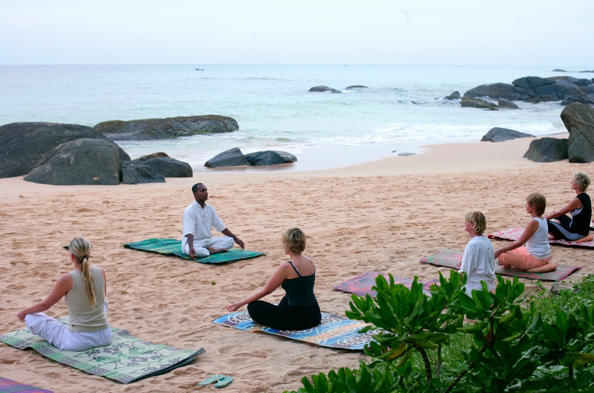 Yoga am Strand von "Sri Lanka Ayurveda Garden".