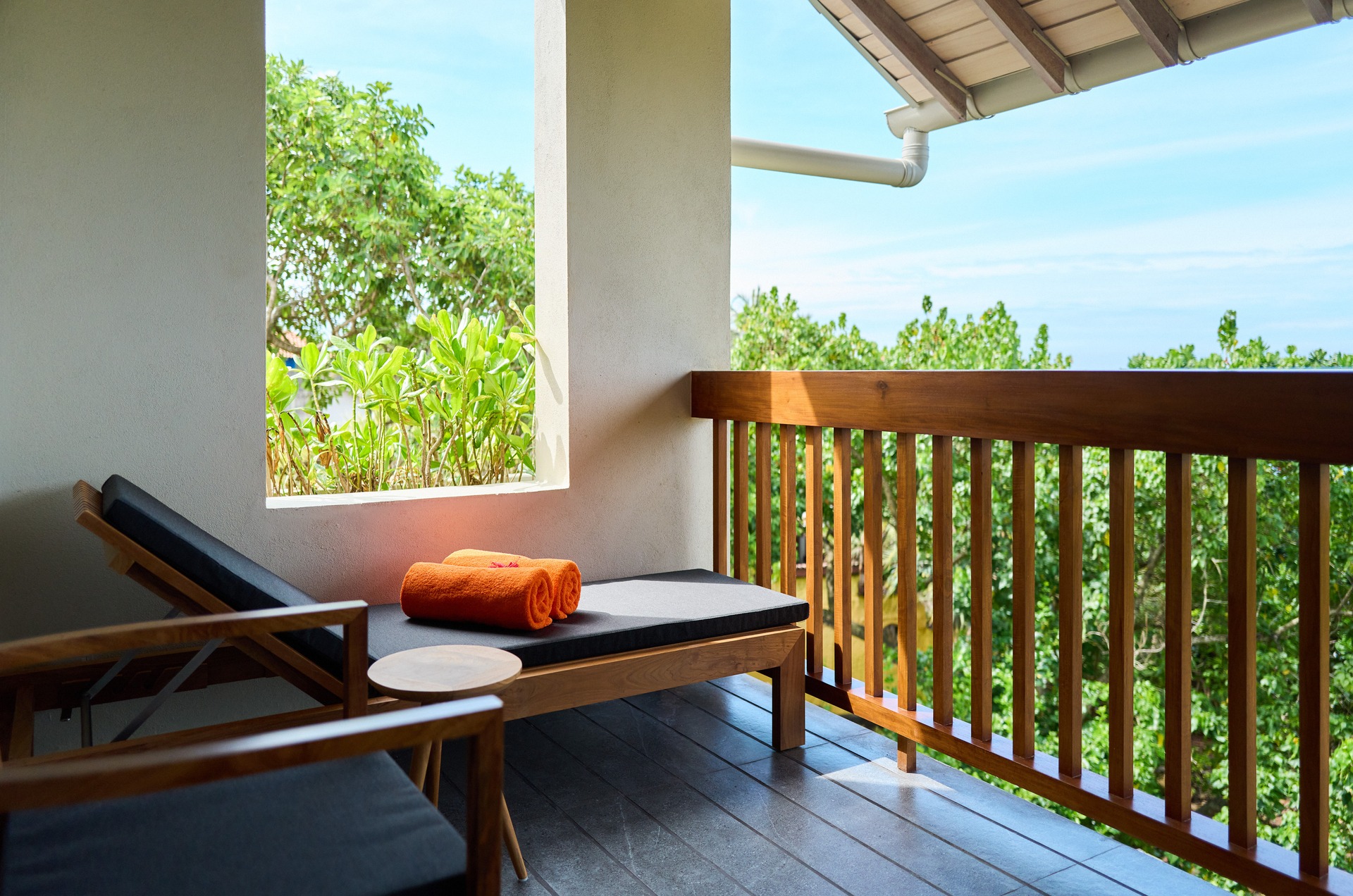 Zimmer Nr. 6 – Balkon mit Rundum- und Meersicht