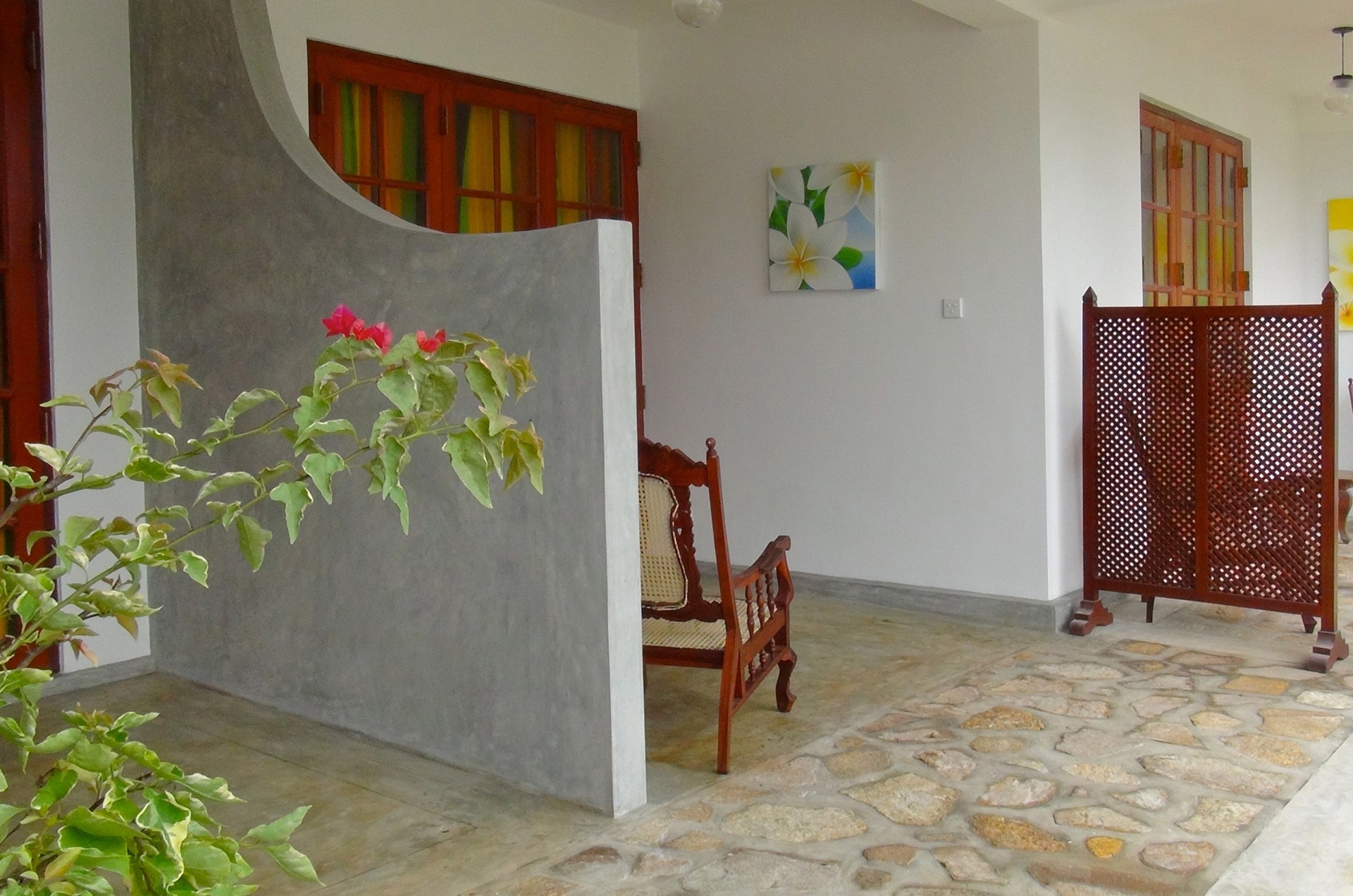 Dies sind die Terrassen der Zimmer 7, 8 und 9 mit Meerblick im Sri Lanka Ayurveda Garden. 