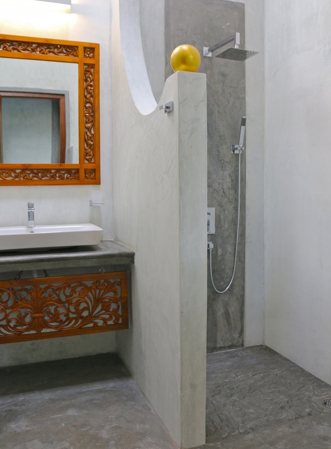 Badezimmer mit Dusche