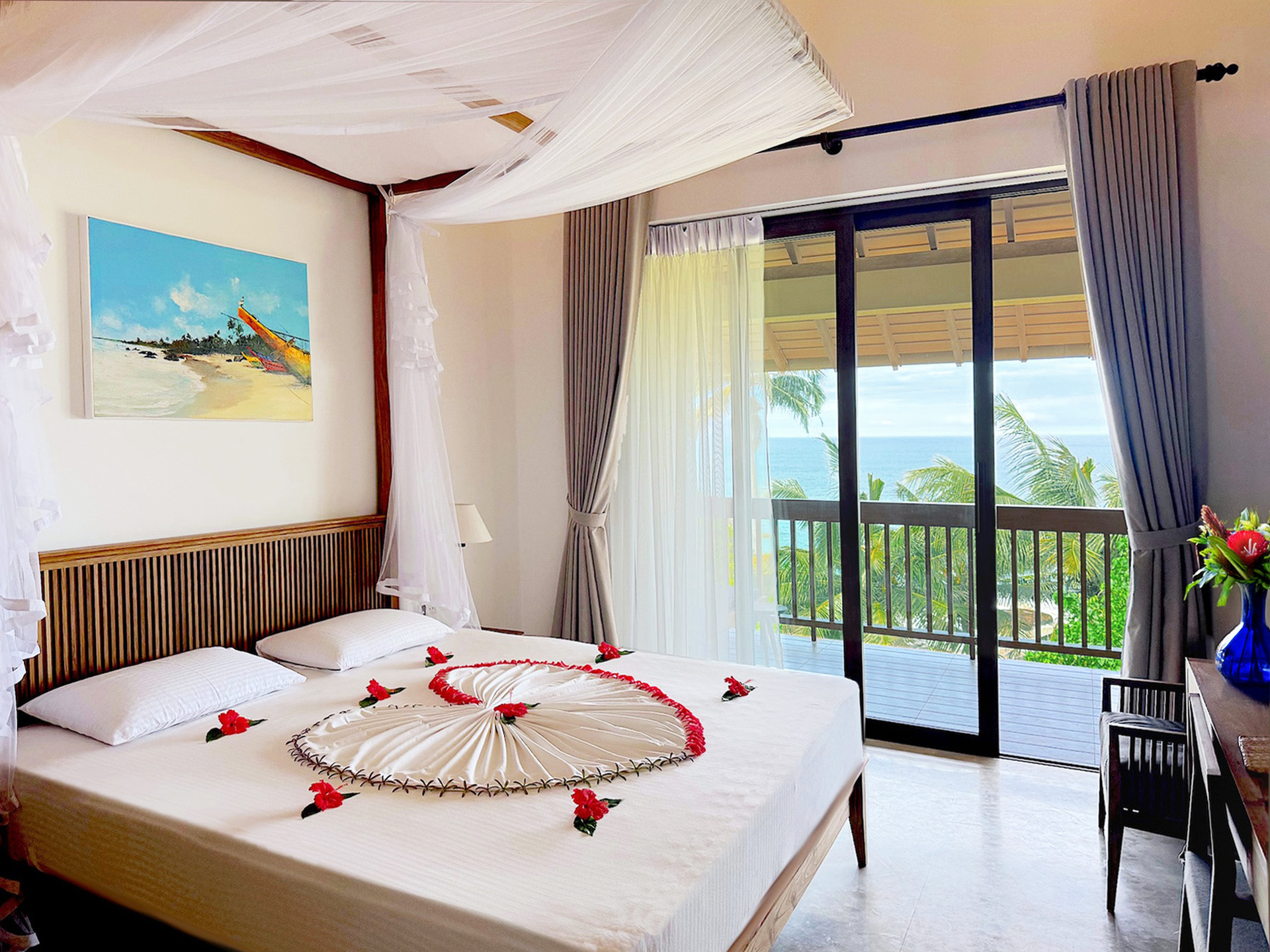 Das Zimmer verfügt über einen großen Balkon mit zwei Sonnenliegen, einem Sessel und einem wunderschönem Meerblick.