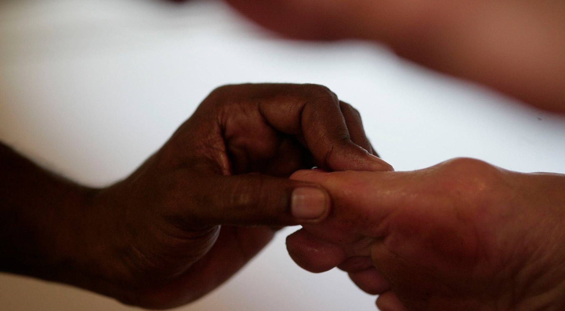 Massage mit Ayurveda-Kräuteröl, welches auf die aktuelle Konstitution abgestimmt ist. Diese Massage mobilisiert Ablagerungen, Schlacken und Gifte, fördert die Durchblutung und führt zu tiefer Entspannung.