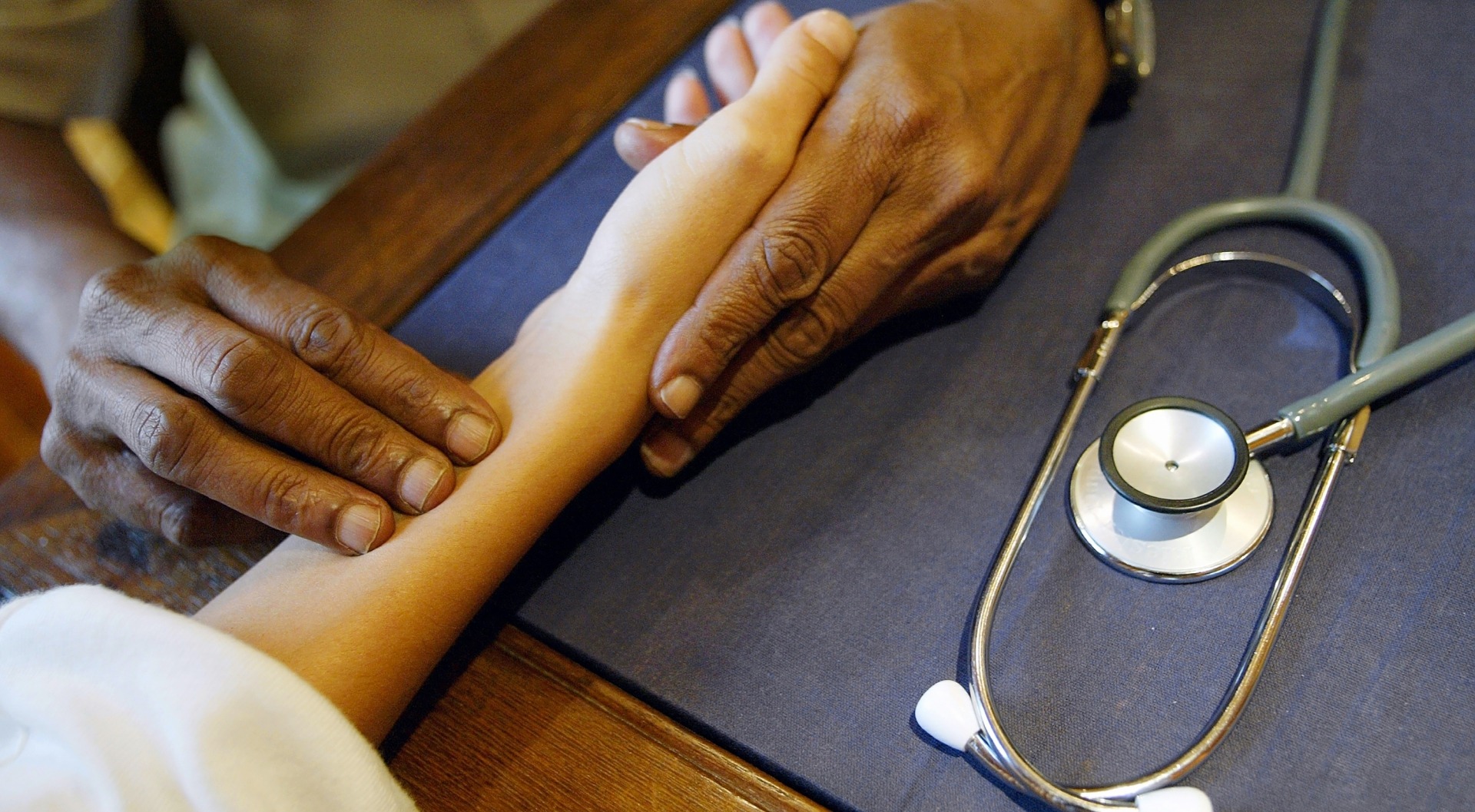 Zur Pulsdiagnose legt der Ayurveda-Arzt drei Finger an das Handgelenk des Patienten. Je nachdem wie stark die Finger auf die Arterie drücken, lassen sich verschiedene Ebenen des Pulses ablesen. Dabei zeigt der Zeigefinger die Pulsstelle des Vata-Doshas, d