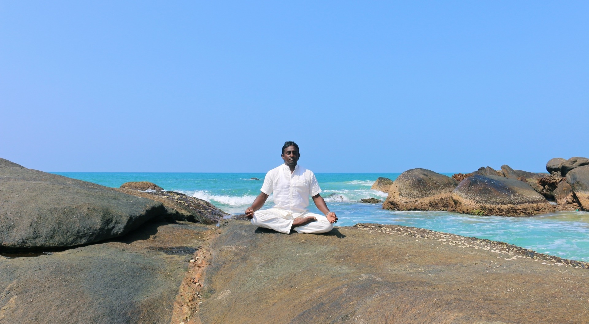 Nuwan bei der Meditation am Indischen Ozean auf Sri Lanka