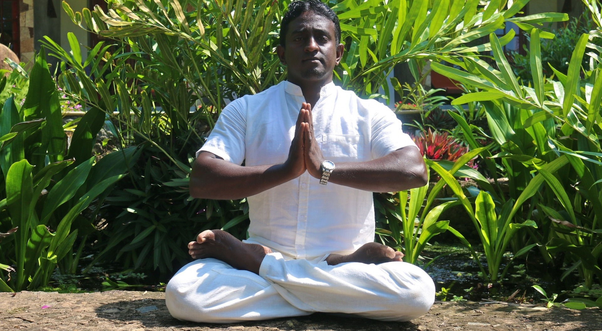 Yogamaster Nuwan verfügt über außergewöhnliche Fähigkeiten. Durch Heil-Yoga gelingt es in kurzer Zeit Schmerzen und Krankheiten aufzulösen. Er vermittelt dem Gast Übungen zur Selbstheilung. Nuwan praktiziert im Kurhotel Sri Lanka Ayurveda Garden und im Sh