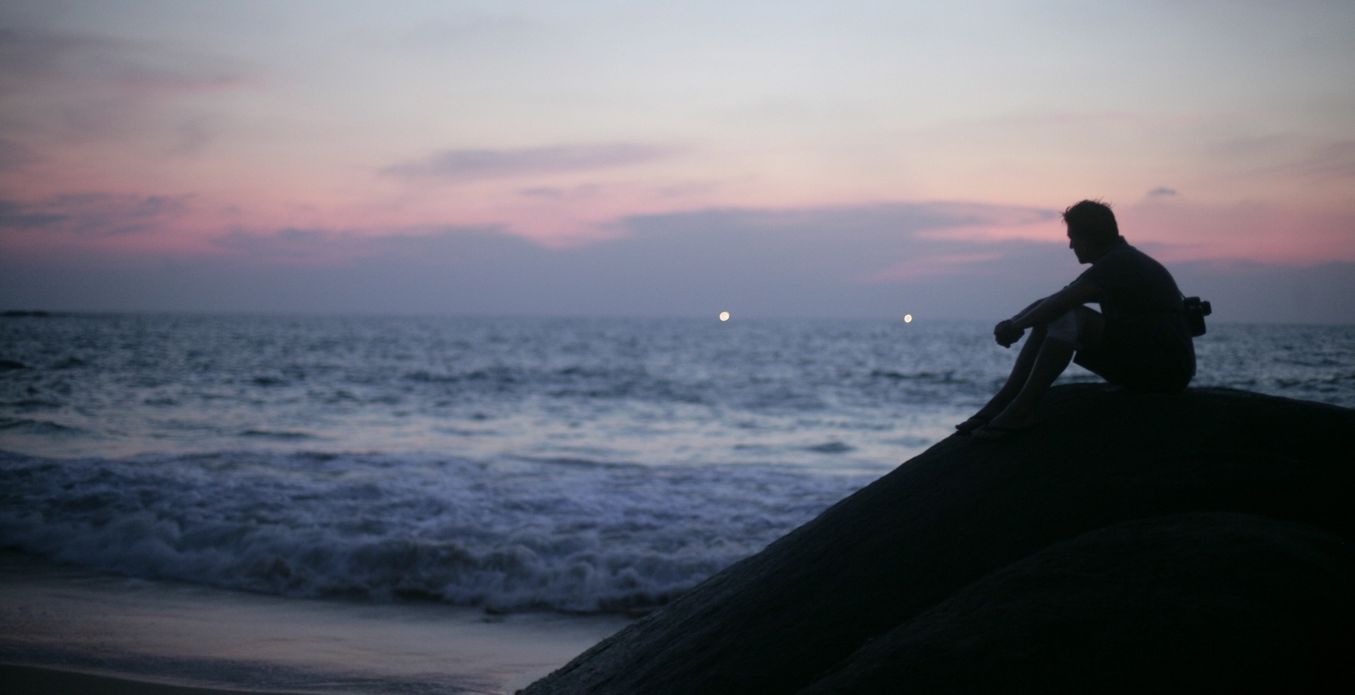 Delphine vor der Küste des "Sri Lanka Ayurveda Garden", Ayurveda-Kurhotel in Ambalangoda auf Sri Lanka.