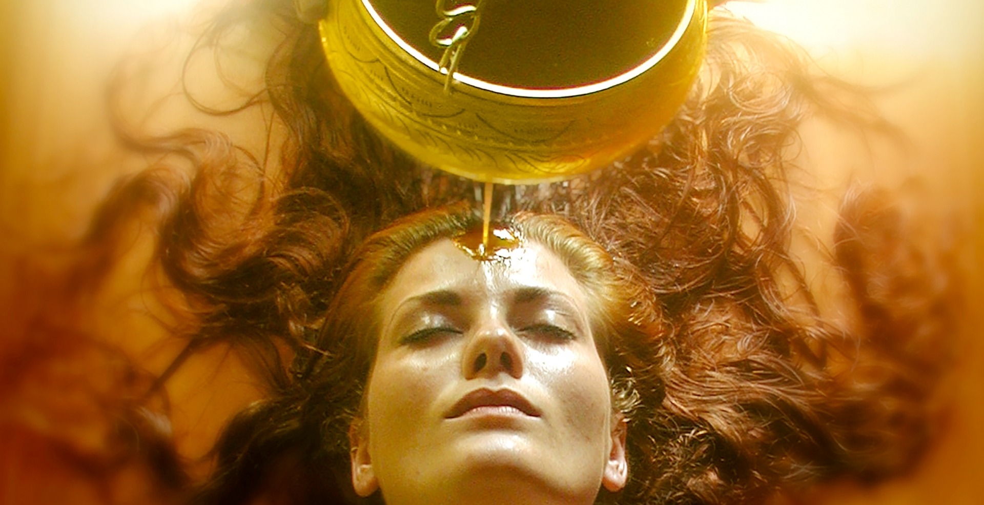 Warmes Öl fließt in einem feinen Strahl, langsam pendelnd über Ihre Stirn. Diese Anwendung ist sehr sanft und wohltuend, hat aber trotzdem eine tief greifende und vielfältige Wirkung. Sie fördert die Hirnfunktionen und Sinneswahrnehmungen, führt zu tiefer