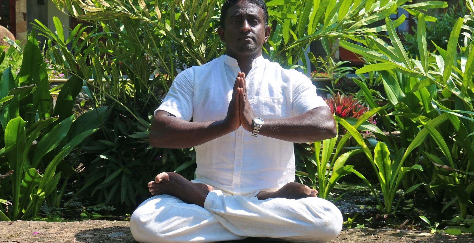 Yogamaster Nuwan verfügt über außergewöhnliche Fähigkeiten. Durch Heil-Yoga gelingt es in kurzer Zeit Schmerzen und Krankheiten aufzulösen. Er vermittelt dem Gast Übungen zur Selbstheilung. Nuwan praktiziert im Kurhotel Sri Lanka Ayurveda Garden und im Sh